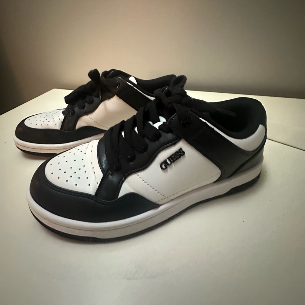 Guess women’s panda sneakers